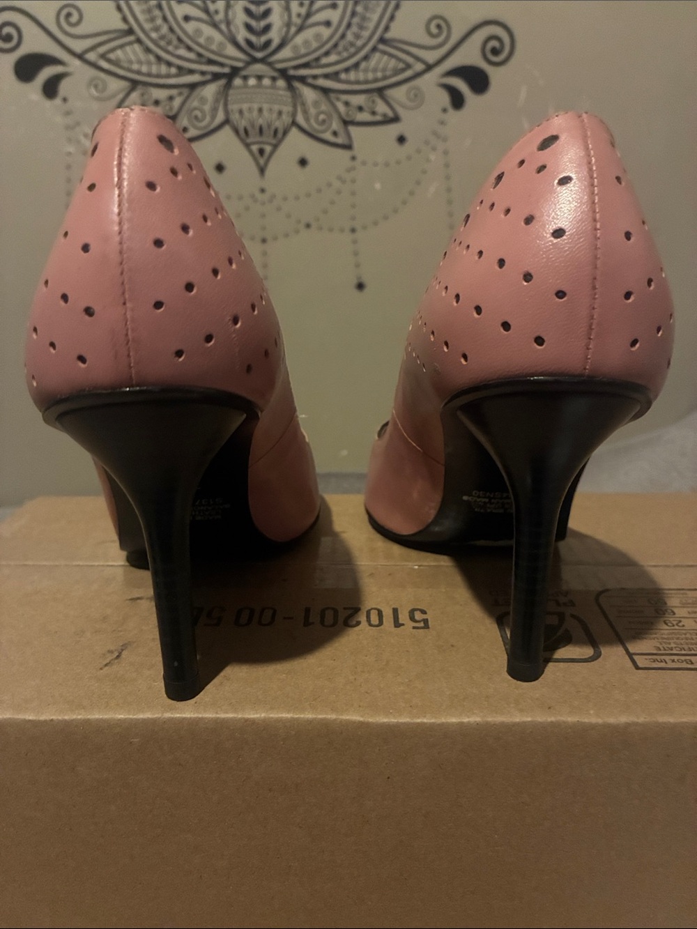 Carlos Santana Pink Pointed Toe Perforated Pumps - Picture 5 of 6